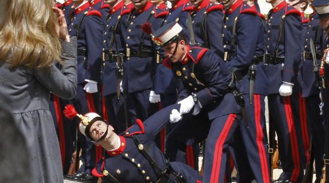un soldat spaniol a murit in timp ce ii dadea onorul printului charles