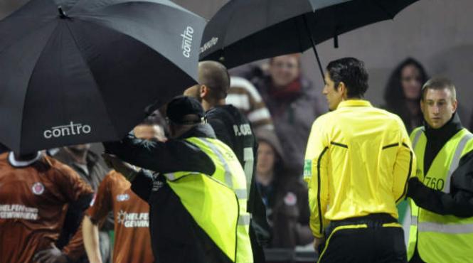 arbitru german lovit in cap cu un pahar de bere