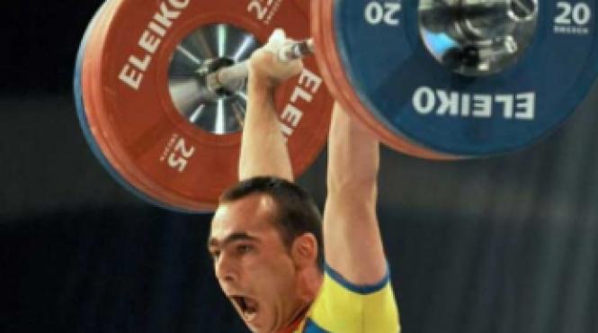 o medalie de aur si doua de argint la ce de haltere