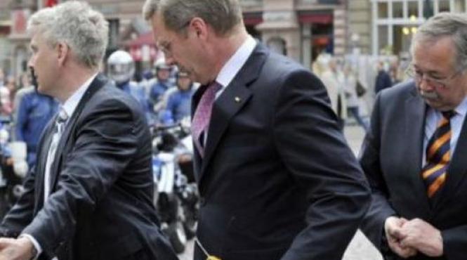 presedintele germaniei atacat cu oua de catre un roman