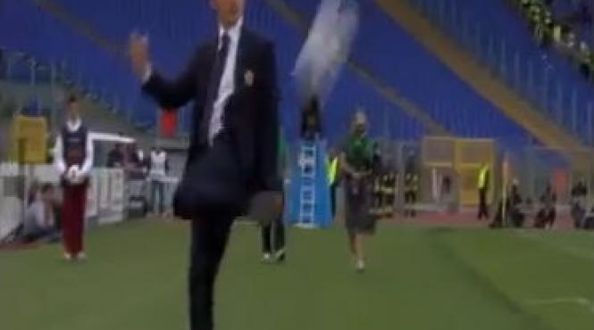 antrenorul romei jongleaza pe marginea terenului