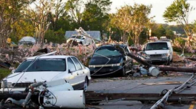 peste 300 de morti in urma tornadelor care au lovit statele unite