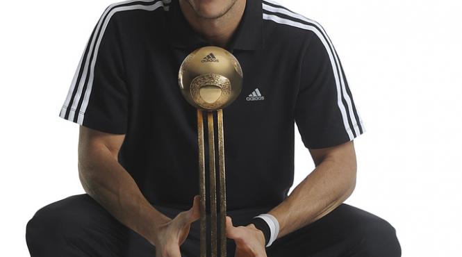 forlan isi vinde trofeul de mvp al cm 2010 pentru a se intretine