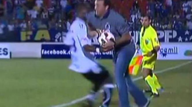 perversa de la cruzeiro un antrenor loveste un jucator advers cu cotul