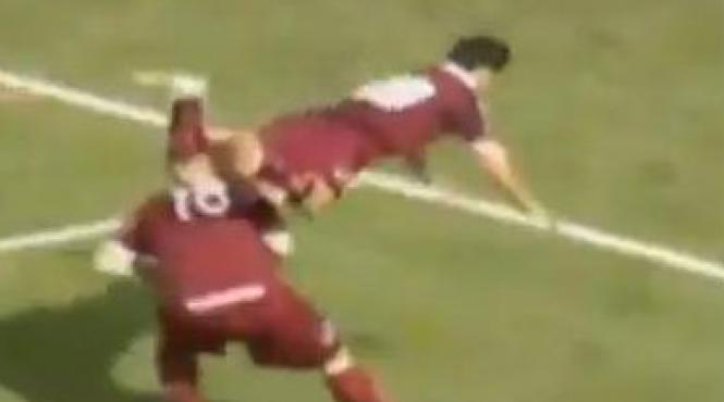 teapa dupa gol a aterizat pe burta cand a vrut sa sara in spatele colegului