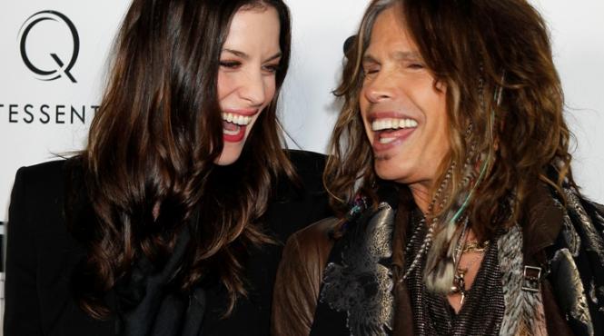 steven tyler se imbraca in hainele fiicei sale