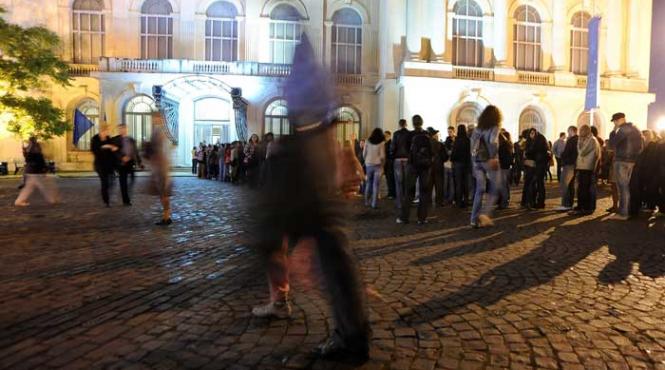 in nocturna vizitele la muzeu sunt placute