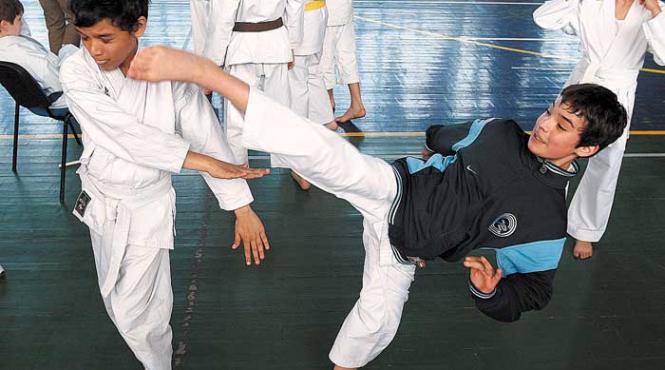 ridica te si lupta ramai jos si pierzi