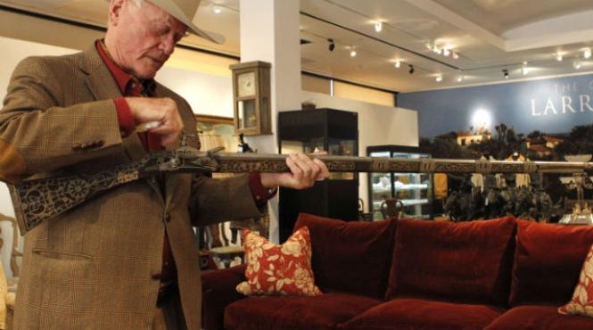 jr ewing isi scoate palaria la licitatie video