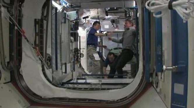 naveta endeavour s a cuplat la statia spatiala internationala live stream