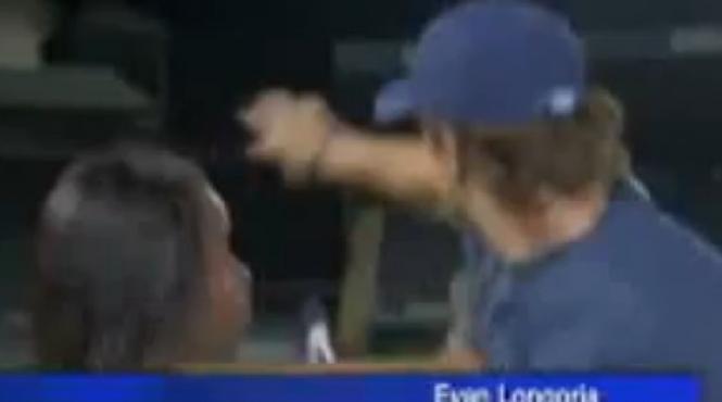 un jucator de baseball salveaza un reporter