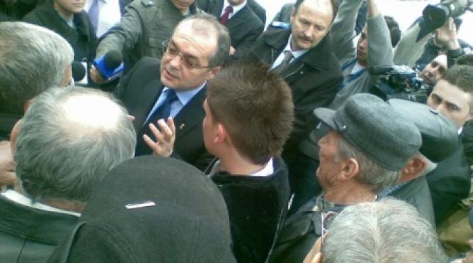 boc imparte poporul in romani si pesedisti