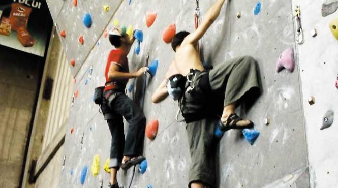 tot mai multi romani se catara pe pereti