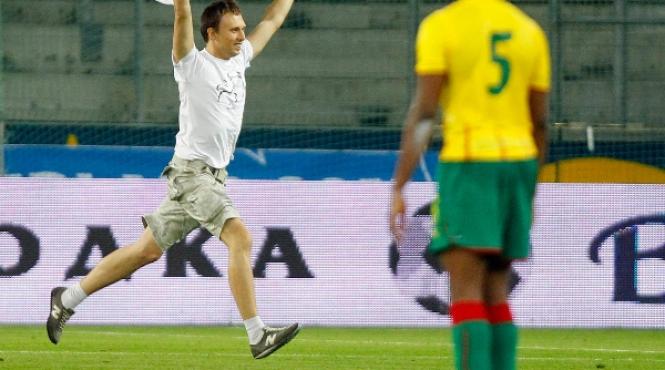 plictisiti in tribune trei fani au intrat pe teren si au marcat in locul jucatorilor