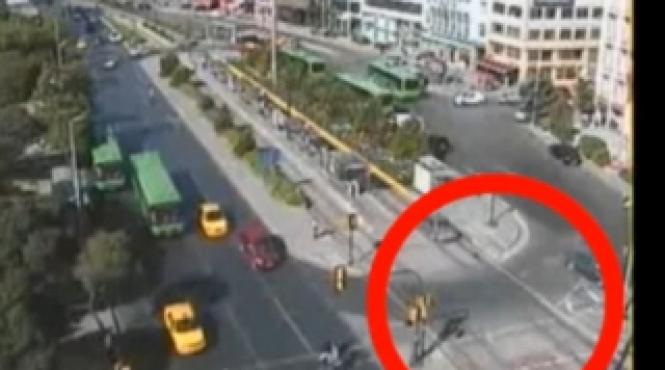 incredibil a gonit prin istanbul cu un politist pe capota video