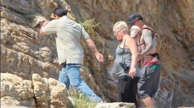 pink si a scos pentru prima data fetita la plimbare foto