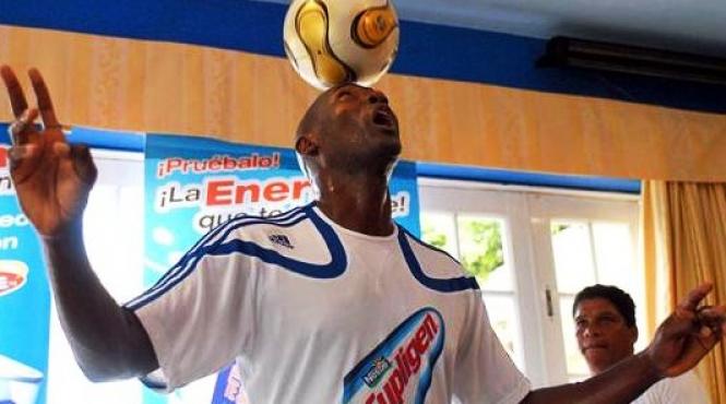 un cubanez a stabilit un nou record mondial la jonglat cu mingea pe cap