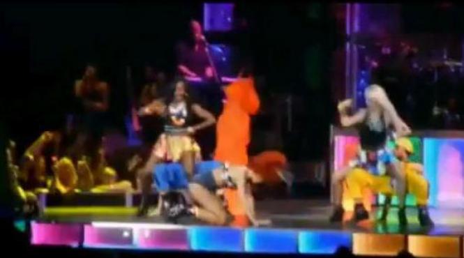 rihanna s a pravalit pe scena in fata a 16 000 de fani