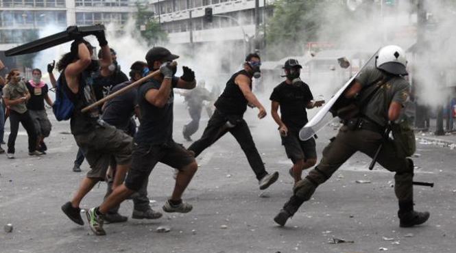 grecii nu renunta la proteste mii de oameni cer eliberarea de sub jugul fmi si ue