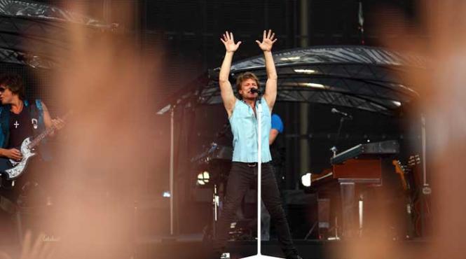 peste 55 000 de oameni i au cantat la multi ani chitaristului bon jovi