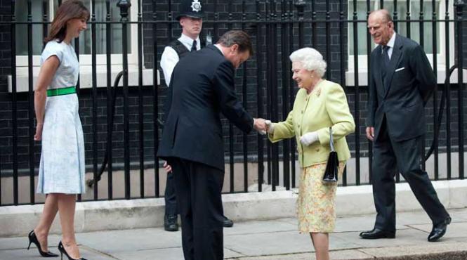 regina si premierul vanduti de servitori lui murdoch