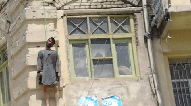 justitie ca n afganistan asasinul fratelui presedintelui karzai a fost spanzurat in piata publica