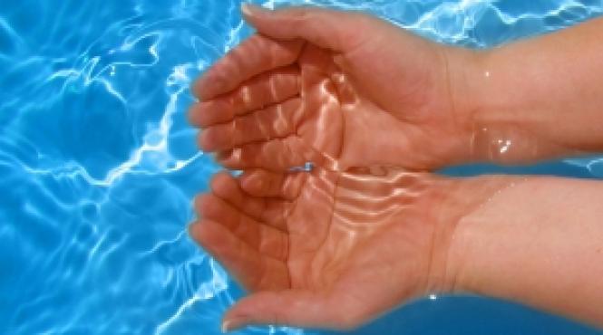 atentie nu inghititi apa din piscine