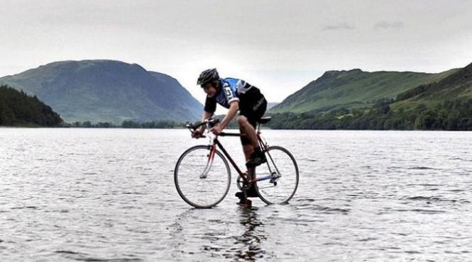 sfideaza gravitatia un tanar merge cu bicicleta pe un lac adanc de 23 de metri