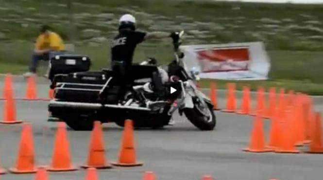un politist american poate da lectii de motociclism si celor mai iscusiti bikeri video