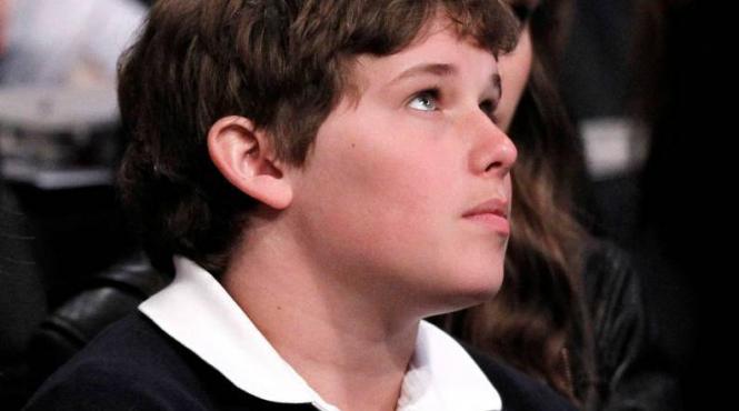 fiul lui arnold schwarzenegger ranit grav intr un accident de surfing