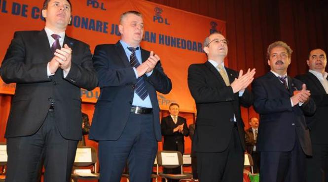 pdl a platit copii saraci din hunedoara sa huiduie la zilele orasului vezi motivul