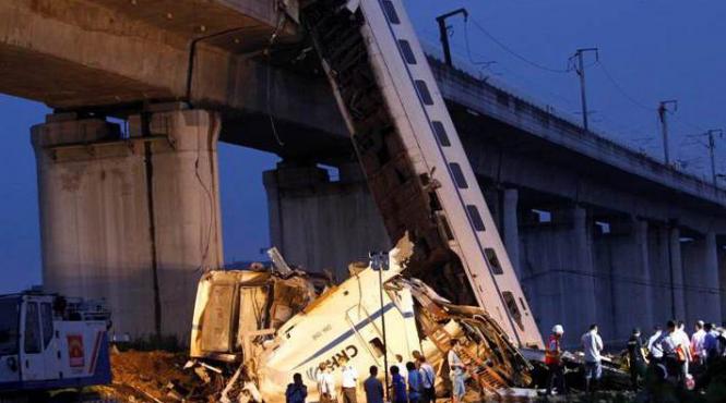 tragedie feroviara in china un tren de mare viteza a fost aruncat de pe un pod dupa ce a fost lovit in plin de un altul