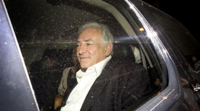 camerista despre dsk un barbat nebun dezbracat si cu parul carunt m a luat de piept