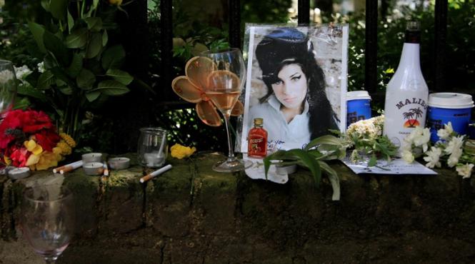 telefonul lui amy winehouse spart de tabloide