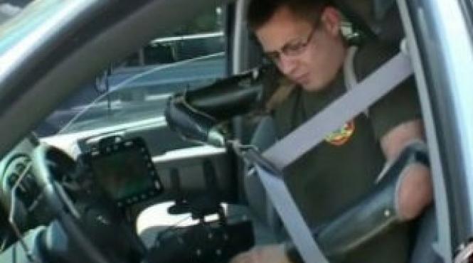 un veteran al razboiului din afganistan conduce cu bratele si picioarele amputate video