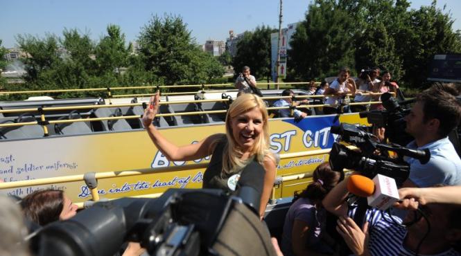 udrea turista in autobuzul supraetajat din bucuresti traseul a fost stabilit in functie de atractiile capitalei si cablurile joase de pe stalpi