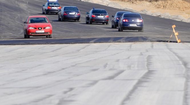 boc a inaugurat 21 de kilometri din autostrada a2 din microbuz s a renuntat la taierea panglicii si la testul cu paharul