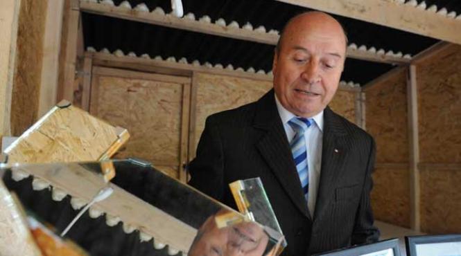 ion valcu taticul inventiilor trasnite umbrela hands free si ciocanul care bate singur cuie premiate cu aur la saloane