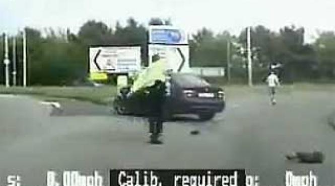 incredibil lovit de o masina care nu a oprit la semnal un politist din anglia l a arestat pe soferul bolidului video