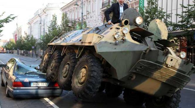 primarul din vilnius a trecut cu tancul peste o masina parcata ilegal video