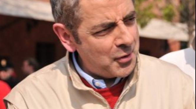 rowan atkinson alias mister bean ranit intr un accident de masina