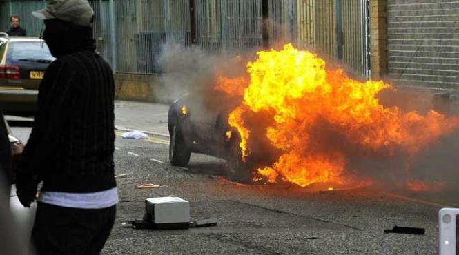 noi violente de strada in londra gloata violenta a incendiat masini si a jefuit magazine video