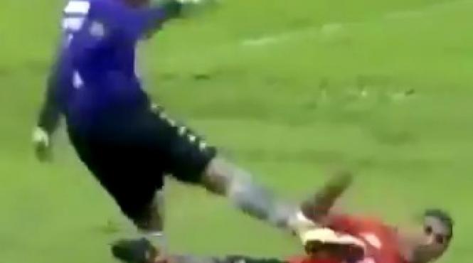 portarul unei echipe de fotbal din thailanda ii aplica un low kick devastator oponentului cazut la pamant