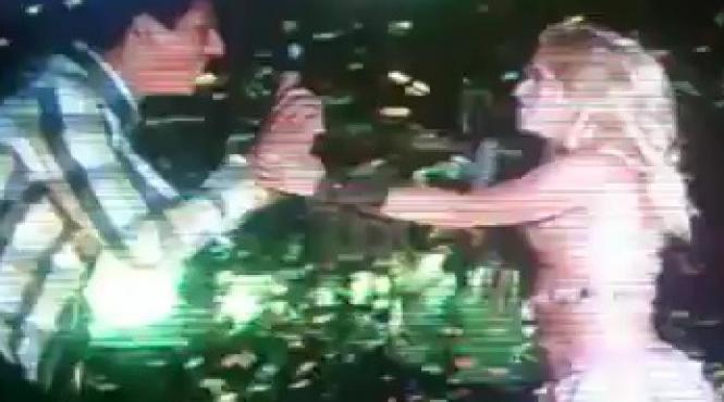 shakira speriata de un fan pe scena