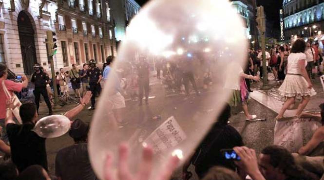 madrid mii de manifestanti protesteaza impotriva vizitei papei benedict al xvi lea puerta del sol a fost evacuata de catre fortele de ordine