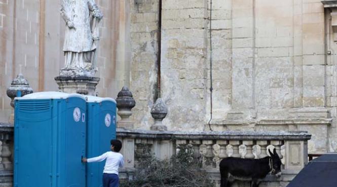 sa te loveasca cufureala blestemul unor calugari franciscani asupra un hot de biblii