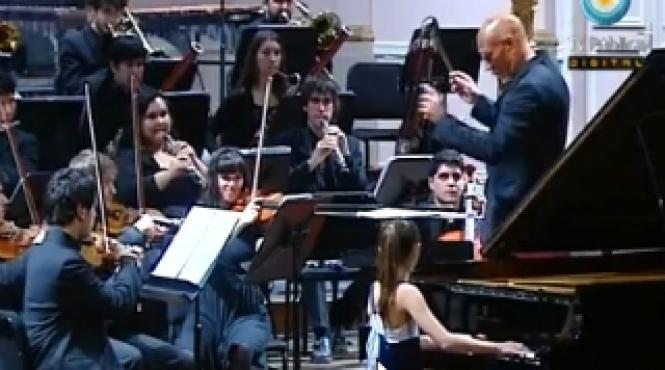 geniu la 10 ani o fetita din belgia canta la pian alaturi de virtuozi video