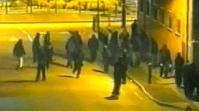 noi imagini cu violentele din marea britanie huliganii au tras in directia politistilor la birmingham video