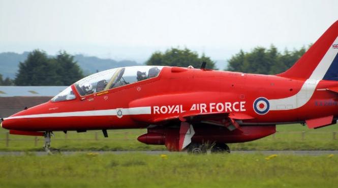 red arrow s a frant un avion al unitatii de acrobatie a aviatiei regale britanice s a prabusit in timpul unei demonstratii video