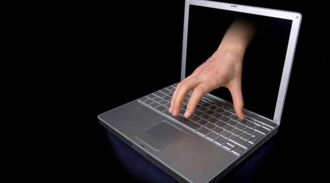 guvernul romaniei pe facebook twitter si bloguri care este cel mai activ ministru in retelele de socializare